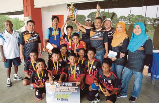 PEMAIN Nuri Frenz ceria selepas muncul juara Piala Ketua Menteri Melaka.