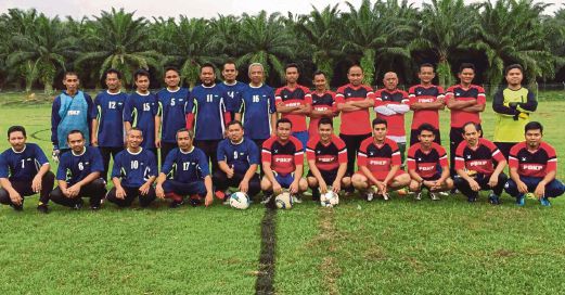 PEMAIN Penghulu FC (jersi biru) dan pasukan PDKP FC bergambar kenangan.
