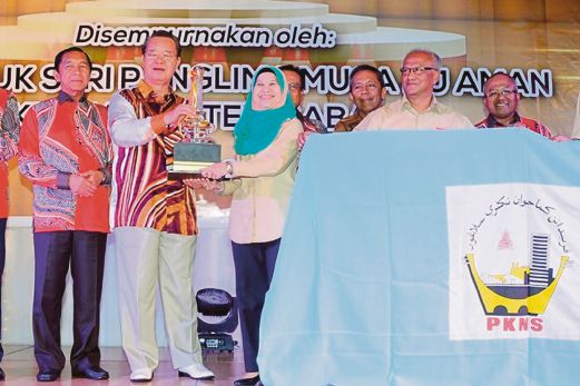 PKNS diwakili Timbalan Pengurus Besar Pembangunan dan Pentadbiran Noraidah Mohd Yusof (tiga dari kiri) menerima piala pusingan daripada Radin.