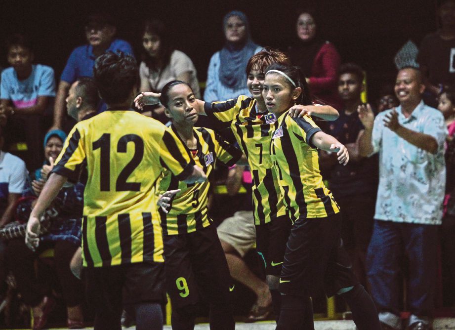 FARAHIYAH (dua dari kanan) meraikan jaringannya pada  perlawanan persahabatan antarabangsa menentang Hong Kong di Real Sports Arena, Telok Gadong, bulan lalu.