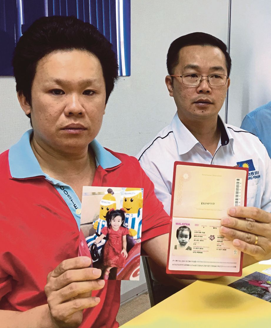 LOH  (kiri) menunjukkan gambar dan pasport milik anaknya,  Xin Yue. Turut sama, Jimmy. 
