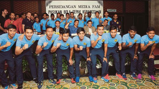 PEMAIN skuad bola sepak Sukan SEA bergambar sebelum berlepas ke Singapura.