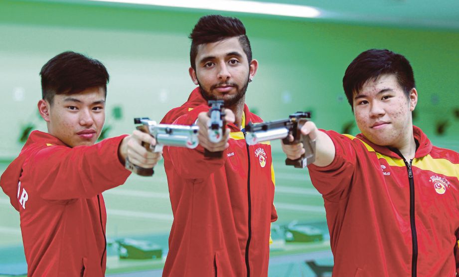 RISHIPAL (tengah), Tong Tat (kiri) dan Chen Shin ungguli acara 10m ‘Air Pistol’.