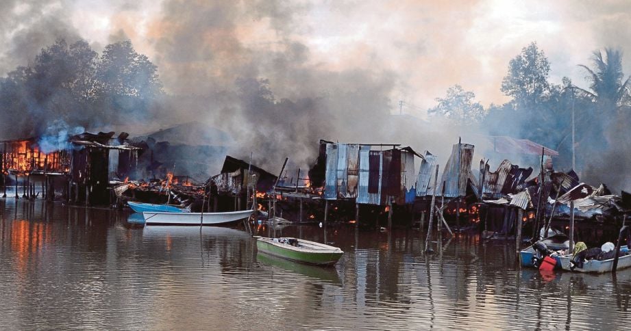 TUJUH kediaman   penduduk  musnah terbakar di tebing Sungai Dumpil, Kampung Dumpil, Putatan, semalam. Gambar kecil, Kulat melihat  beberapa dokumen yang berjaya diselamatkan.