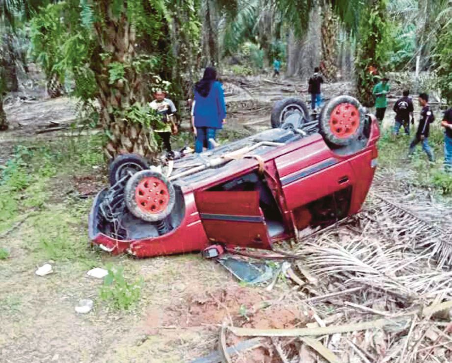 KEADAAN Perodua Kancil yang terbabit dalam kemalangan di Kilometer 26, Jalan Lok Heng-Mawai, kelmarin.