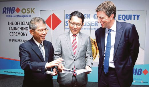  Ho  (kiri) pada majlis pelancaran dana gudang, RHB-OSK Global Equity Stabiliser Fund, semalam.