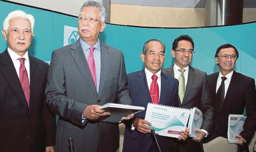 Shamsul (dua dari kiri) pada sidang media pengumuman keputusan kewangan suku ketiga Petronas 2014. 