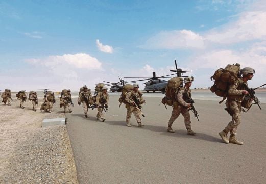 ANGGOTA Marin AS bersedia meninggalkan Helmand selepas tempoh khidmat mereka dan askar Britain di wilayah itu berakhir semalam.