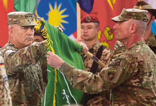 PEMERINTAH Pasukan Bantuan Keselamatan Antarabangsa (ISAF) Jeneral John Campbell  (kiri) merasmikan bendera ‘Resolute Support’ di majlis di ibu pejabat ISAF di Kabul, semalam.  