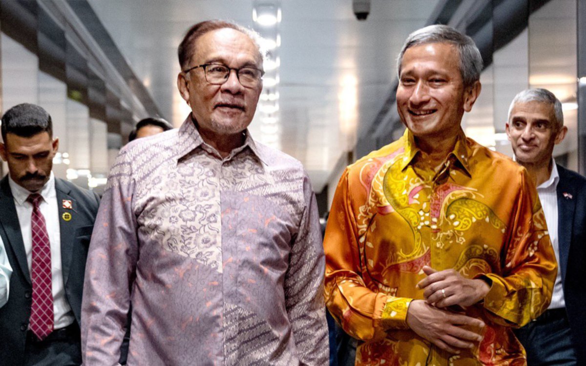 ANWAR tiba di Singapura untuk lawatan kerja dua hari sempena Sesi Permukiman Pemimpin-Pemimpin Malaysia-Singapura Ke-10. FOTO JPM.