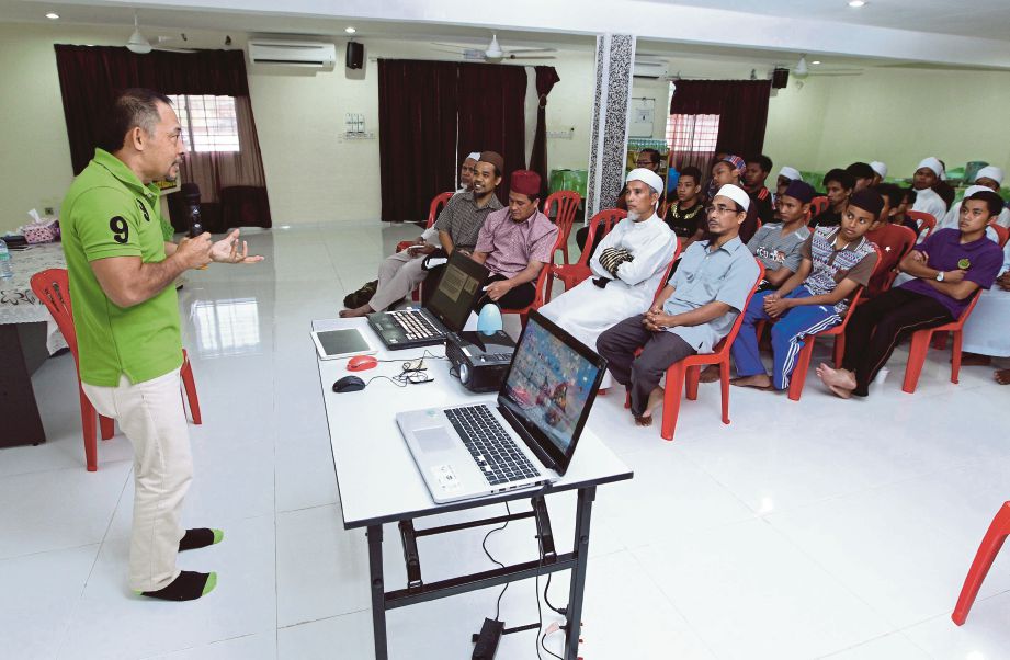 MOHD Nizam menyampaikan ceramah kesedaran keselamatan ICT di Masjid Saidina Ali, semalam.