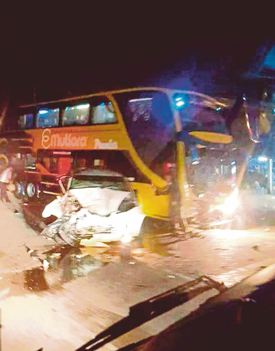 KEADAAN bas  dan Perodua Alza yang terbabit dalam kemalangan.