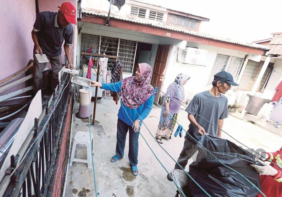 PENDUDUK bergotong-royong membasmi aedes untuk mencegah denggi di Bandar Tun Razak. FOTO Zunnur Al Syafiq 