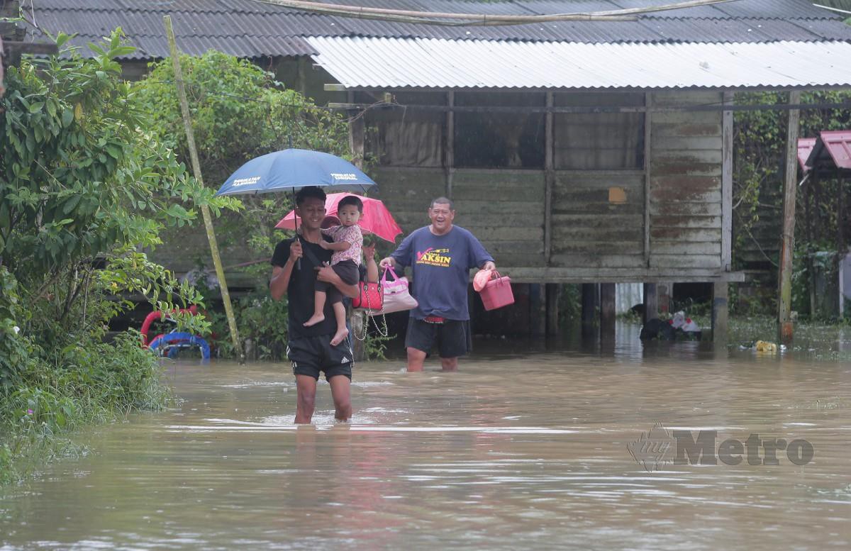 BANJIR di Kampung Belukar Juling, Endau, Johor berikutan hujan yang berterusan. FOTO Nur Aisyah Mazalan.