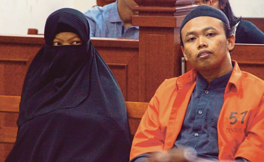 DIAN bersama suaminya, Nur Solikin ketika perbicaraan di Mahkamah Daerah Jakarta Timur pada 23 Ogos lalu. - AFP 