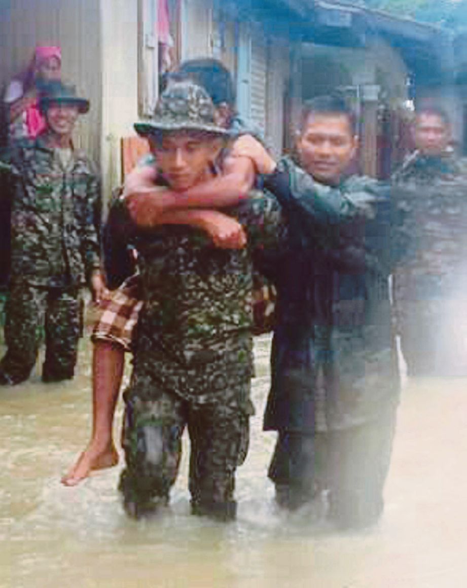 ANGGOTA ATM memberi bantuan kepada mangsa banjir di Kelantan