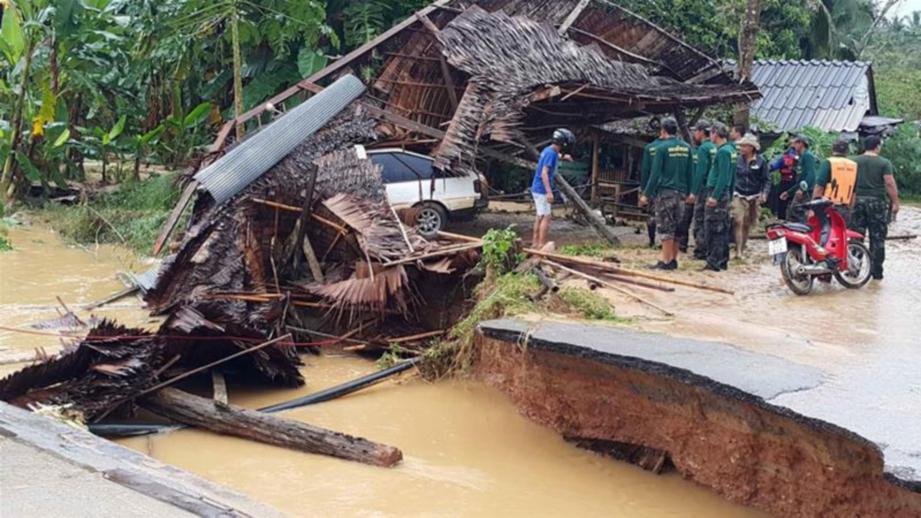 GAMBAR fail, keadaan selepas banjir melanda sebuah kawasan di selatan Thai baru-baru ini.  - Agensi 