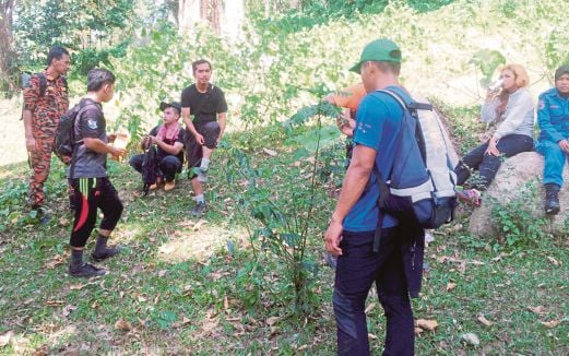 PASUKAN penyelamat membantu mangsa sesat di Gunung Datuk, Rembau.