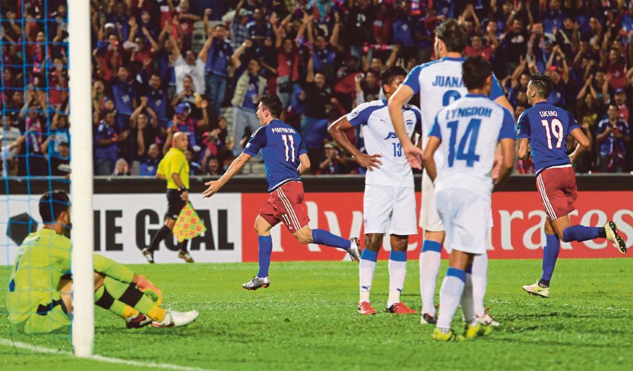 DIAZ (dua kiri) jaring gol tunggal Johor DT.