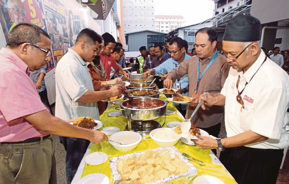 KAKITANGAN NSTP mengambil makanan  ketika majlis berbuka puasa anjuran DRB-HICOM di Balai Berita NSTP, Bangsar.
