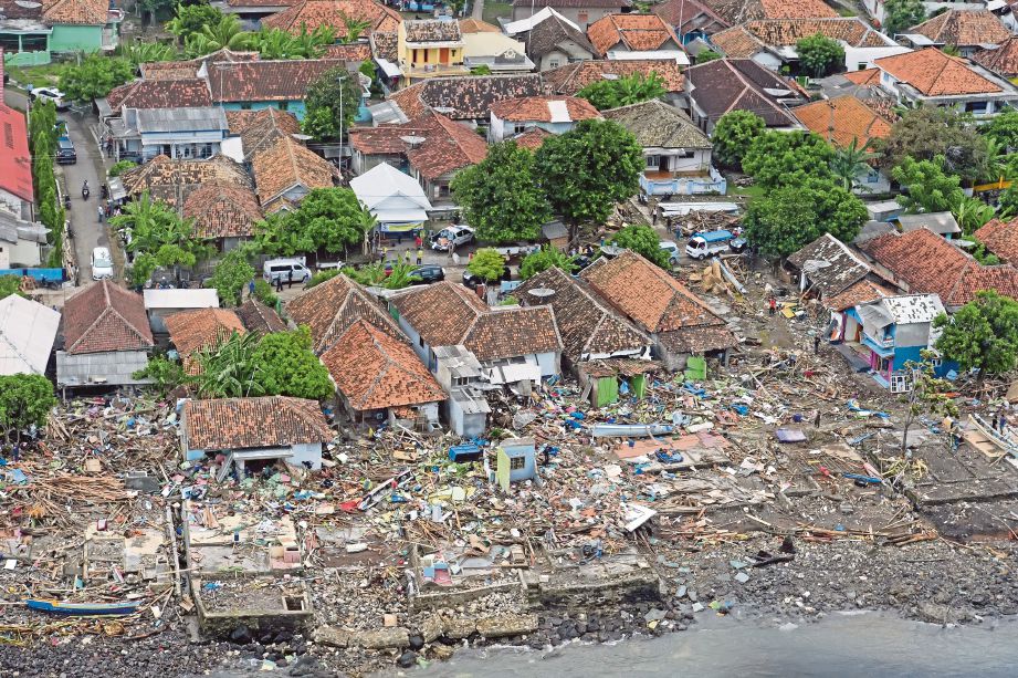 PEMANDANGAN dari udara di kawasan yang rosak selepas tsunami melanda kawasan pantai di  Selat Sunda. - Reuters