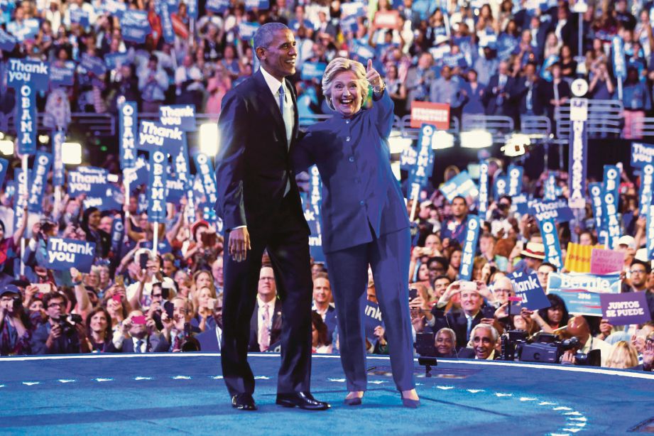 HILLARY bersama Obama di atas pentas pada malam ketiga Konvensyen Kebangsaan Parti Demokrat di Philadelphia, Pennsylvania, semalam. - Reuters   
