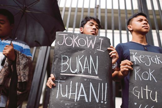 AKTIVIS Indonesia menunjuk perasaan di luar pejabat peguam negara di Jakarta kerana membantah hukuman mati ke atas pesalah dadah, semalam. 