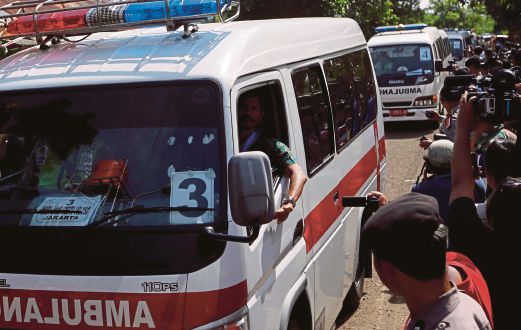 ANTARA ambulans yang membawa keranda tiba di Pelabuhan Wijayapura untuk ke Pulau Nusakambangan.