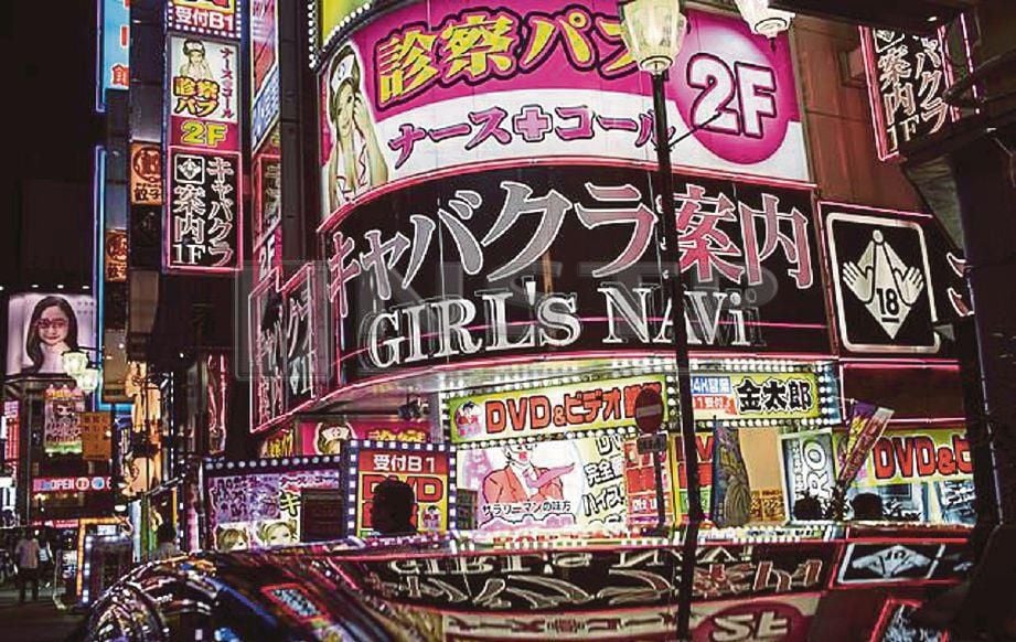 INDUSTRI seks Jepun bernilai berbilion ringgit meliputi kedai seks bar dan kelab seperti  di kawasan ‘lamou merah’ di Kabukicho, Shinjuku, Tokyo ini. - Agensi