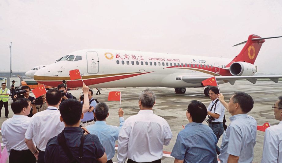 KETIBAAN pesawat penerbangan komersial pertama ARJ21-700 disambut di Lapangan Terbang Hongqiao di Shanghai, semalam.   