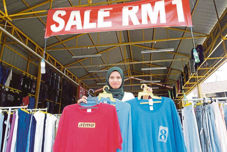 ERA menunjukkan sebahagian baju yang dijual dengan harga RM1 sehelai.