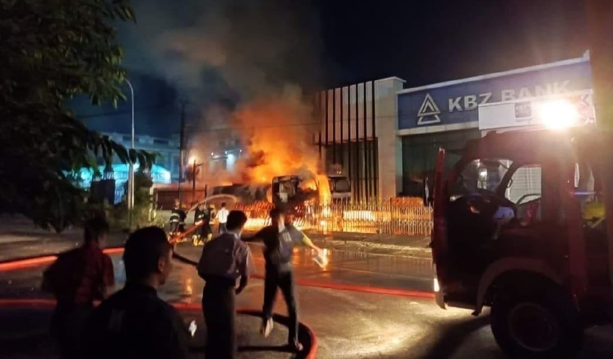 KENDERAAN marak terbakar di luar cawangan KBZ Bank di Thatepan Road dan 61st Street di Mandalay. FOTO Myanmar Now.