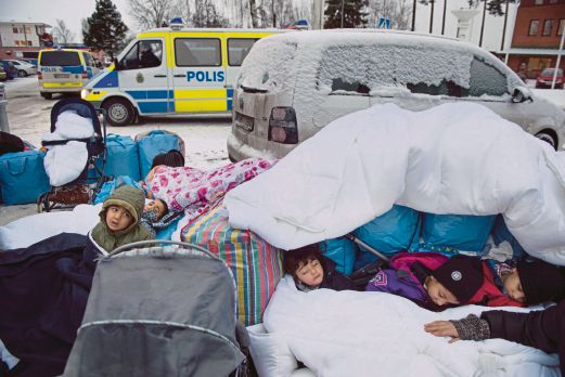 SEBUAH keluarga dari Syria tidur di luar pejabat Lembaga Migrasi Sweden di Marsta, berhampiran Stockholm. Sweden menjangka menghantar pulang 80,000 peminta suaka yang gagal permohonan mereka.