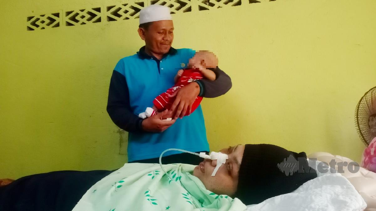 MUHAMMAD Shazuan mendukung anak bongsunya, Muhammad Zakuan Adha di sisi Nurul Azhani. FOTO Noorazura Abdul Rahman.