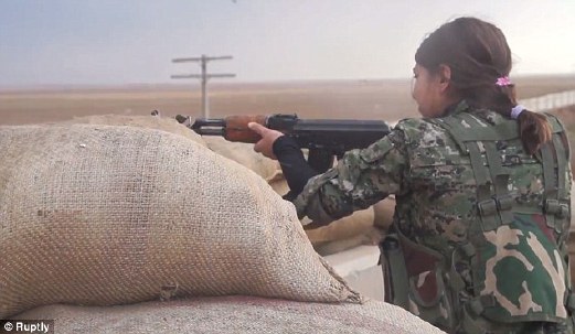 SEORANG anggota YPG berlatih menembak.