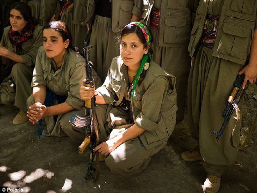 Anggota wanita YPG.