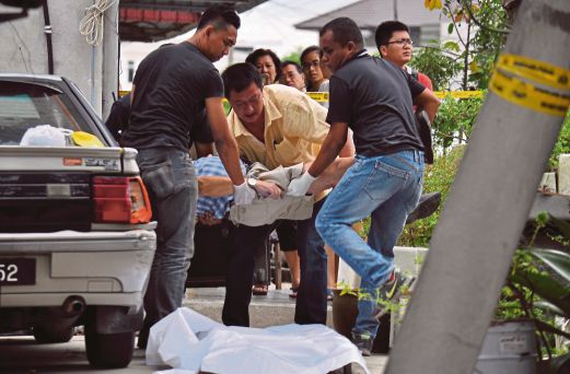 ANGGOTA polis mengangkat mayat  Yau di kawasan parkir Rumah Pangsa Kenanga, Seksyen 1, Kampung Lapan, Melaka.
