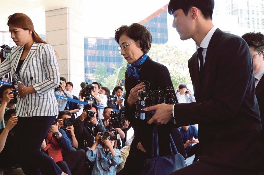 LEE (tengah) tiba di Agensi Polis Metropolitan Seoul untuk disoal siasat. - AFP 