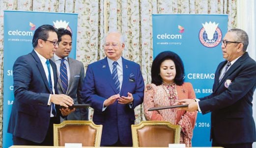  AL AMIN (kanan)  bertukar perjanjian persefahaman dengan Shazali (kiri) sambil disaksikan  Perdana Menteri Datuk Seri Najib Razak dan isteri Datin Seri Rosmah Mansor  di Bangunan Perdana Putra, Putrajaya, semalam. 