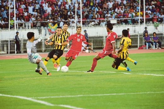  PENJAGA gol Malaysia Farhan  Abu Bakar (kiri) sering diuji jentera serangan Myanmar.