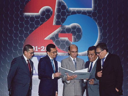 MOHAMED Jawhar (tengah) melihat buku Fenomena 25 Tahun HM bersama dari kiri, Mohammad Azlan, Amrin, Mustapa dan Abdul Jalil. 