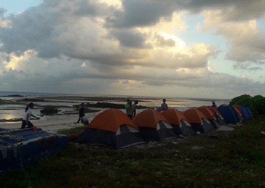 BEBERAPA aktivis berkhemah di tepi pantai selepas tiba di pulau Thitu.