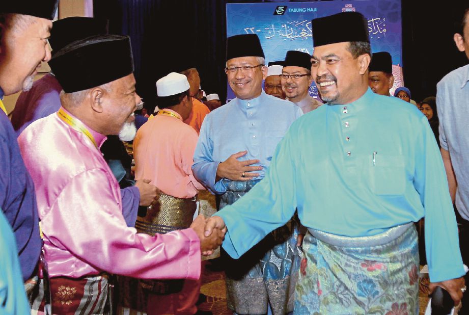 Jamil Khir  (kanan) bersama Johan  (tengah) bersalaman dengan tetamu yang hadir pada majlis penutup Muzakarah Haji Peringkat Kebangsaan ke-33 Musim Haji 1438H di TH Hotel dan Pusat Konvensyen Kuala Terengganu, Gong Badak. 