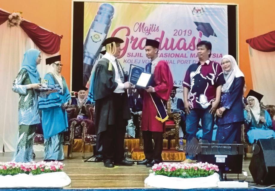  SANUSI  menyampaikan Anugerah Khas Pengarah, Pelajar Terbaik Sijil Vokasional Malaysia KOHOT 2016  kepada Muhammad Amirul.