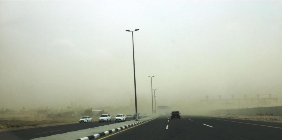 RIBUT pasir turut menjejaskan penglihatan di beberapa kawasan. Foto Saudi Gazette