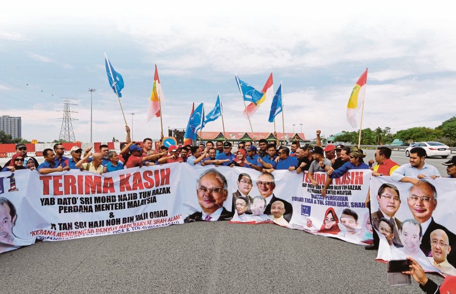 NOH (tengah) bersama sebahagian ahli Barisan Nasional Selangor mengadakan perhimpunan aman tepi jalan Batu 3, sebagai tanda terima kasih kepada Perdana Menteri kerana memansuhkan kutipan tol Batu Tiga dan tol Sungai Rasau pada Pembentangan Bajet 2018. 