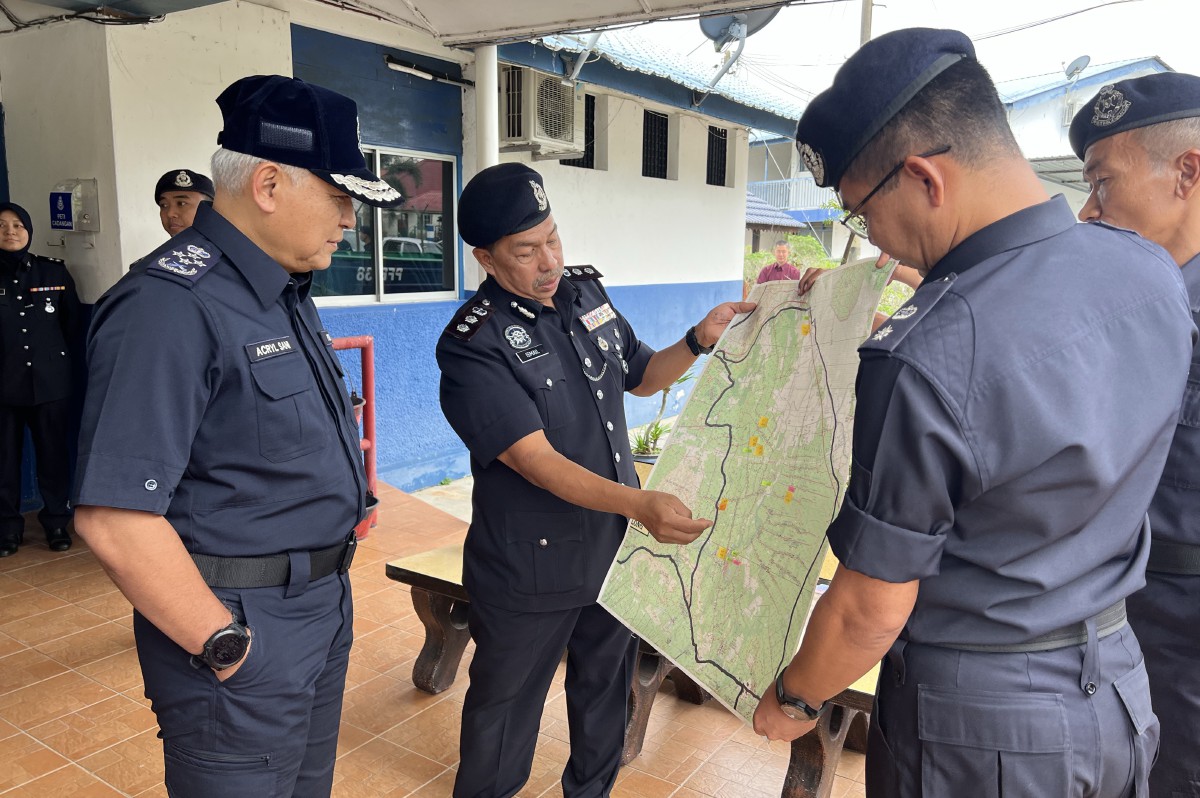 ACRYL Sani (kiri) melihat peta kawasan banjir di daerah Batu Pahat, serta mendengar penerangan Ketua Polis Daerah Batu Pahat, Asisten Komisioner Ismail Dollah (dua,kiri). FOTO Bernama.