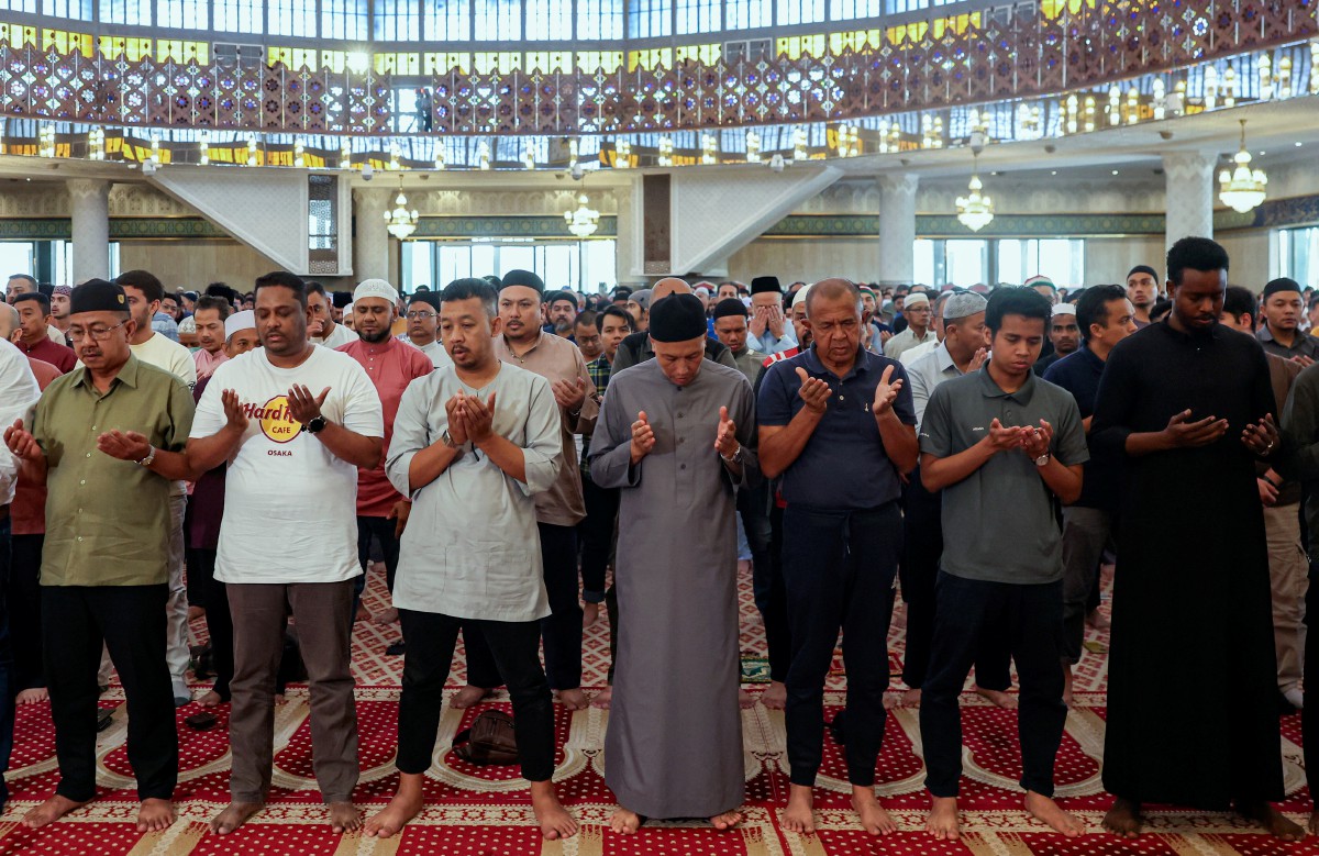 UMAT Islam menunaikan solat Jumaat terakhir bagi tahun 2023 di Masjid Negara dan solat hajat bagi mendoakan kesejahteraan negara dan rakyat daripada banjir. FOTO Bernama.
