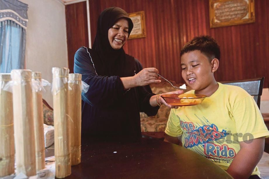 MOHD Thani dan isteri, Kamariah Saleh menyusun  susu masam di dalam buluh untuk dijual di Kampung Gaung, Kuala Berang. 