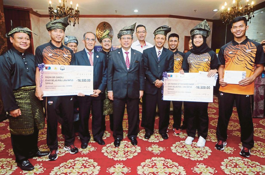   AHMAD Razif   (tengah) bersama juara  silat dunia  di Wisma Darul Iman.  